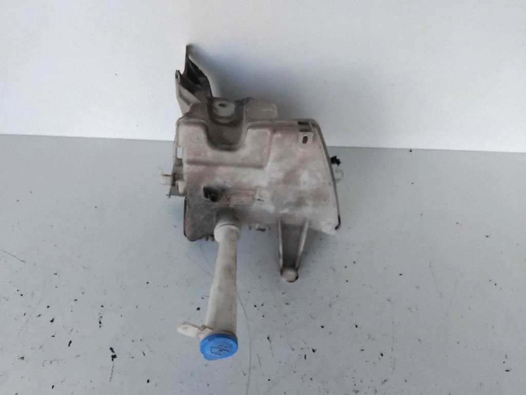 Klaasipesuvedeliku paak – Toyota Auris E180 (2012-2018)