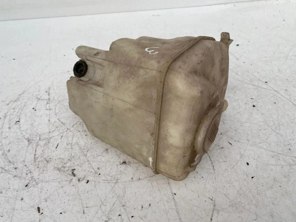 Logu mazgāšanas šķidruma tvertne 060351448
