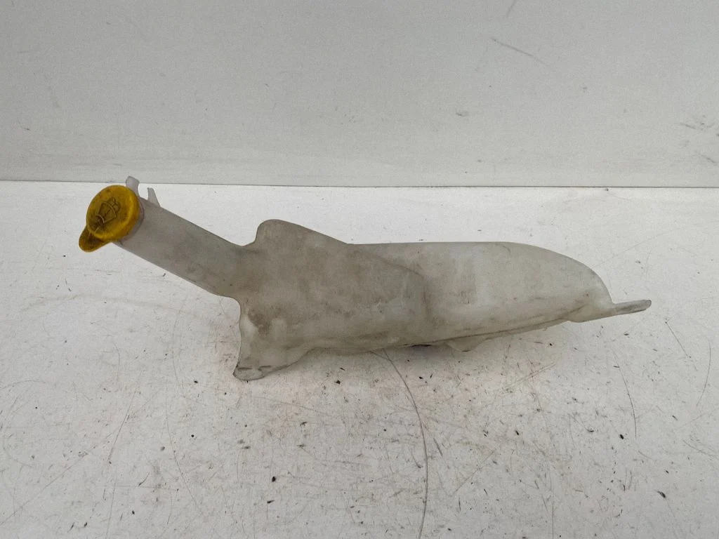 Windshield washer fluid reservoir/tank