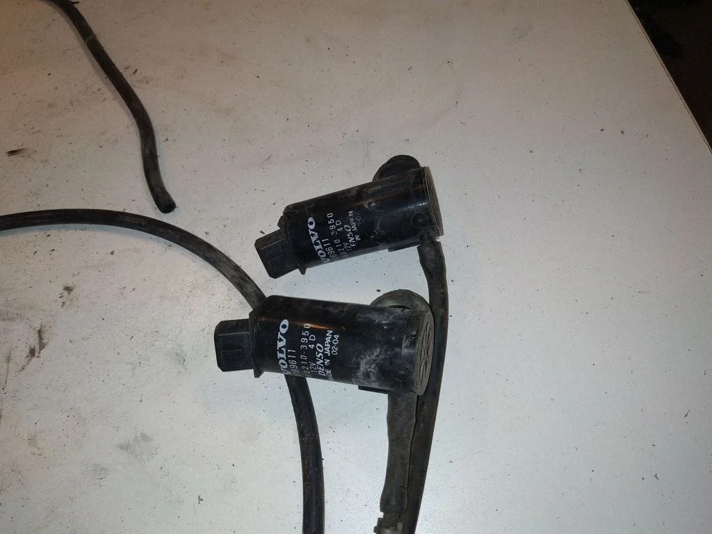 Klaasipesuvedeliku pump (klaaside) – Volvo V70 (2000-2004)