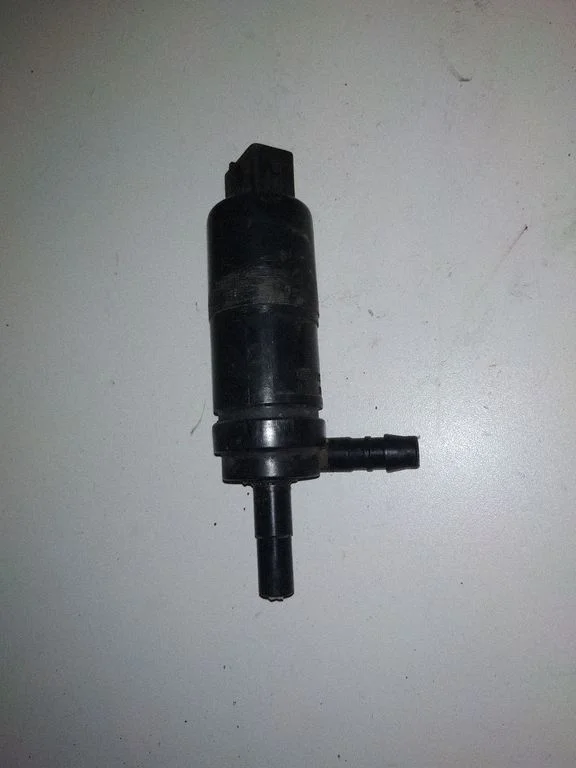 Windscreen/windshield washer pump – Ford Mondeo Mk III (2000-2007)