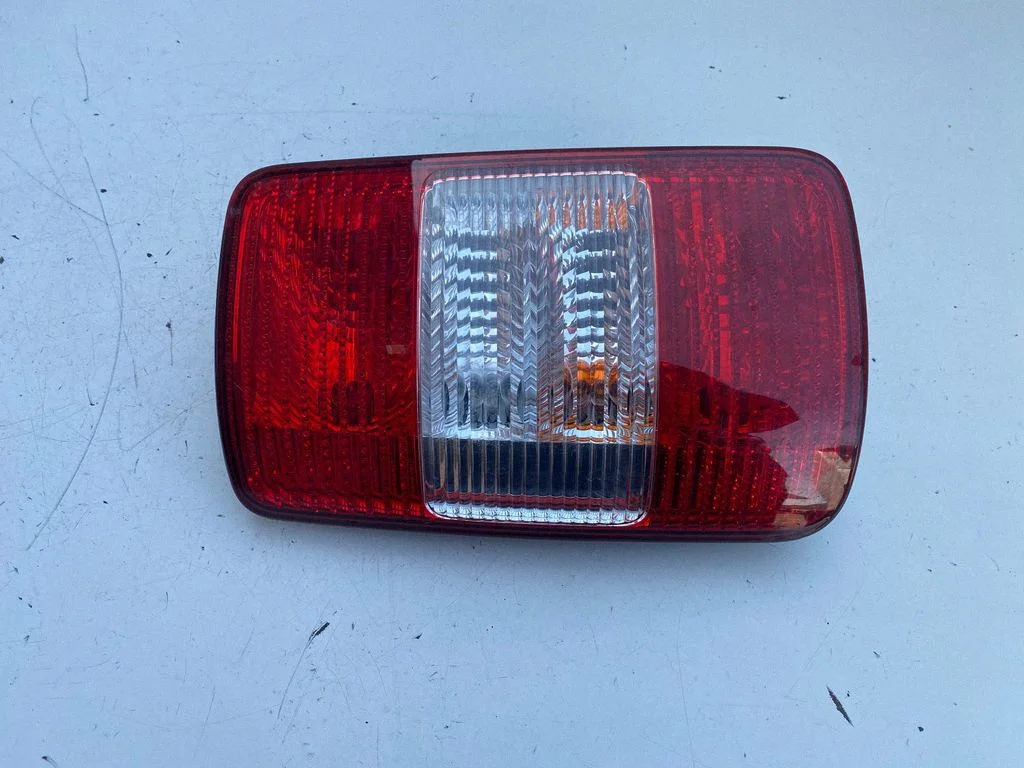 Aizmugurējais lukturis virsbūvē – Volkswagen Caddy (2004-2010)