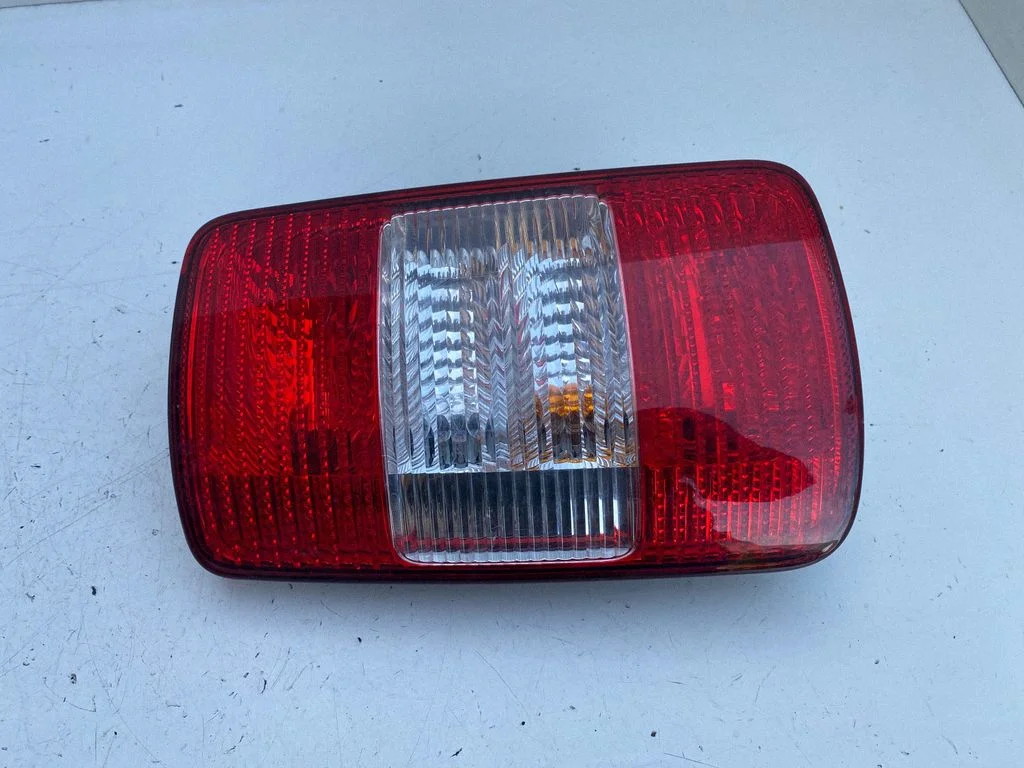 Aizmugurējais lukturis virsbūvē – Volkswagen Caddy (2004-2010)