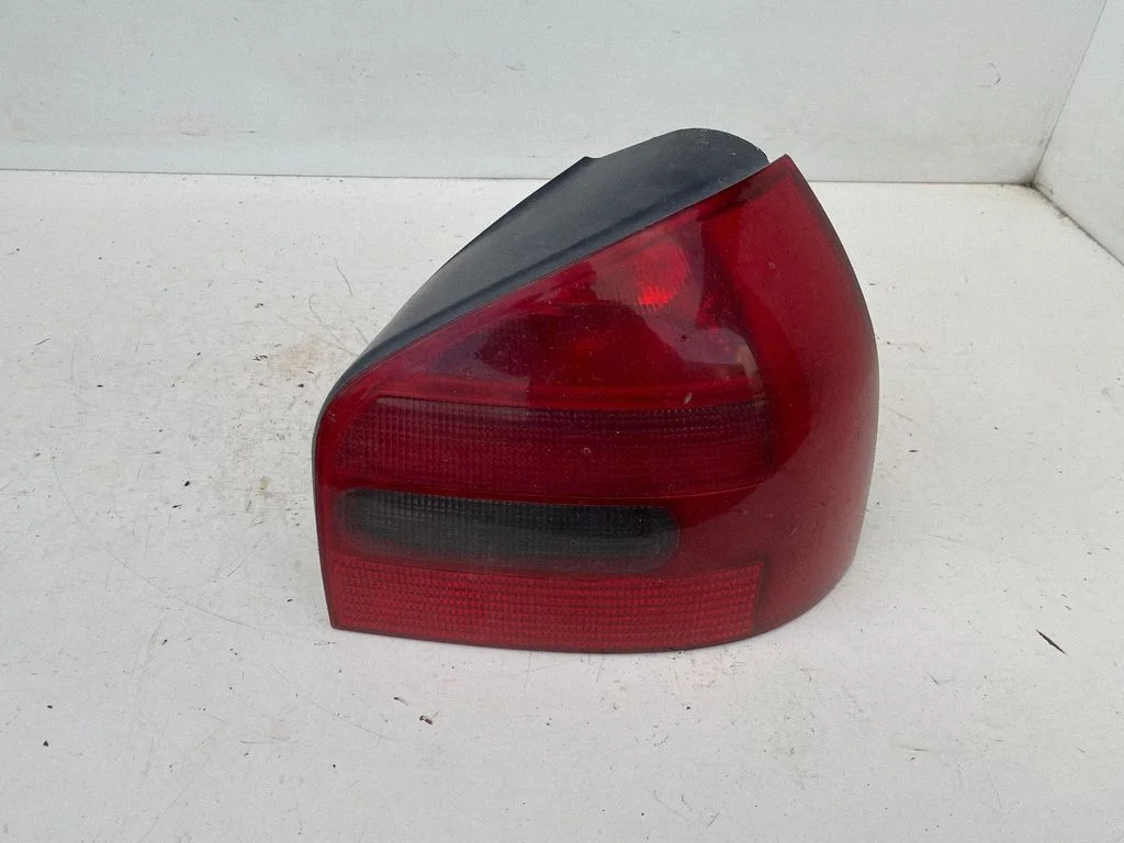 Aizmugurējais lukturis virsbūvē 8L0945096