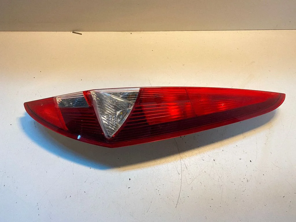 Aizmugurējais lukturis virsbūvē – Fiat Punto (188) (1999-2010)