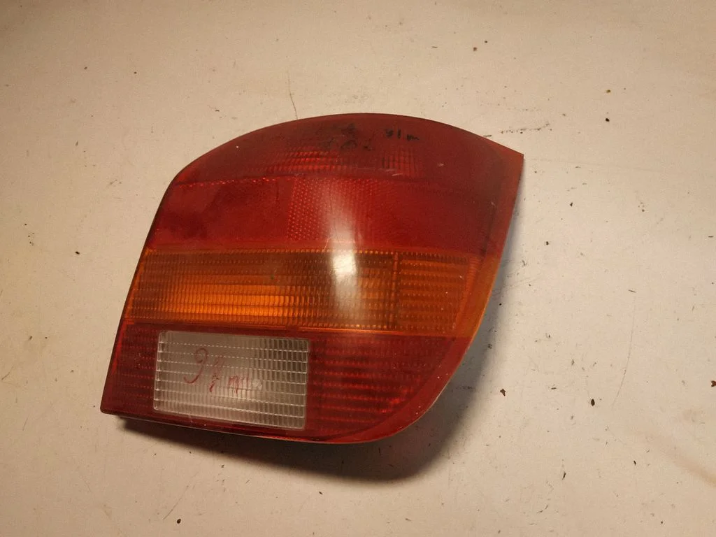 Aizmugurējais lukturis virsbūvē – Ford Fiesta (1995-2000)