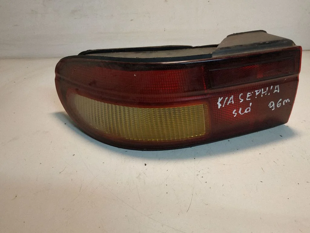 Lampa tylna w błotniku 51140 – KIA Sephia (1994-1998)