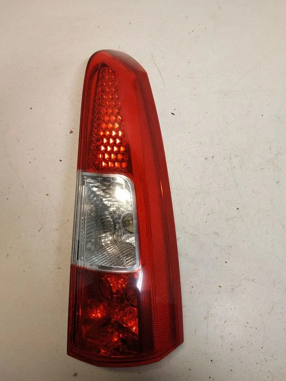 Aizmugurējais lukturis virsbūvē – Volvo V70 (2005-2008)