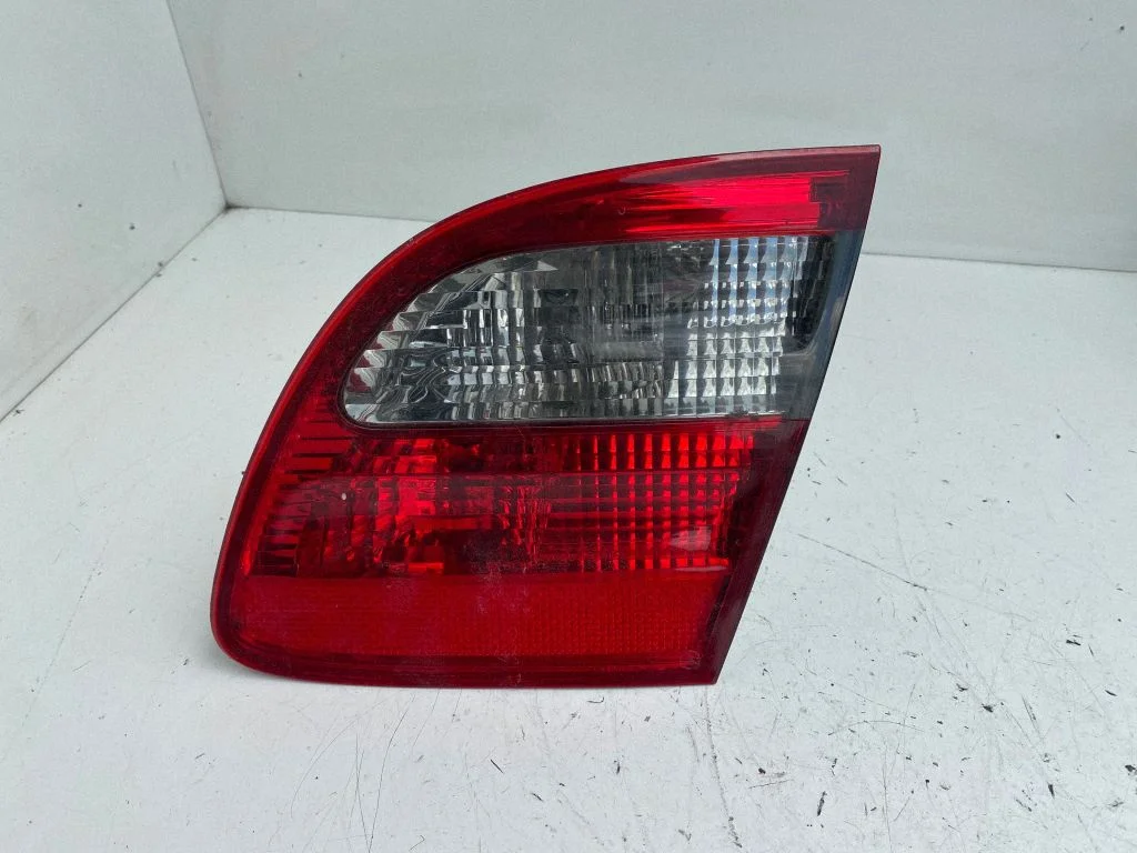Aizmugurējais lukturis bagāžnieka vākā A2118203064
