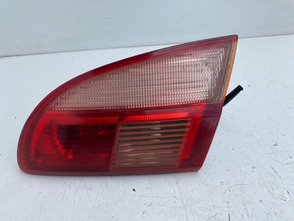Lampa tylna w klapie – Toyota Avensis T220 (2000-2003)