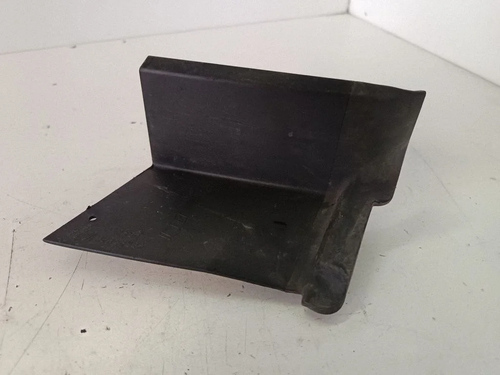 Aizmugurējā luktura apdare (līstīte) 5LG945428