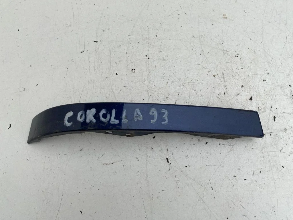 Rear/tail light trim molding – left