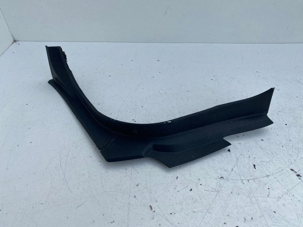 Rear/tail light trim molding – Lexus IS 220D-250-350 (2006-2013)