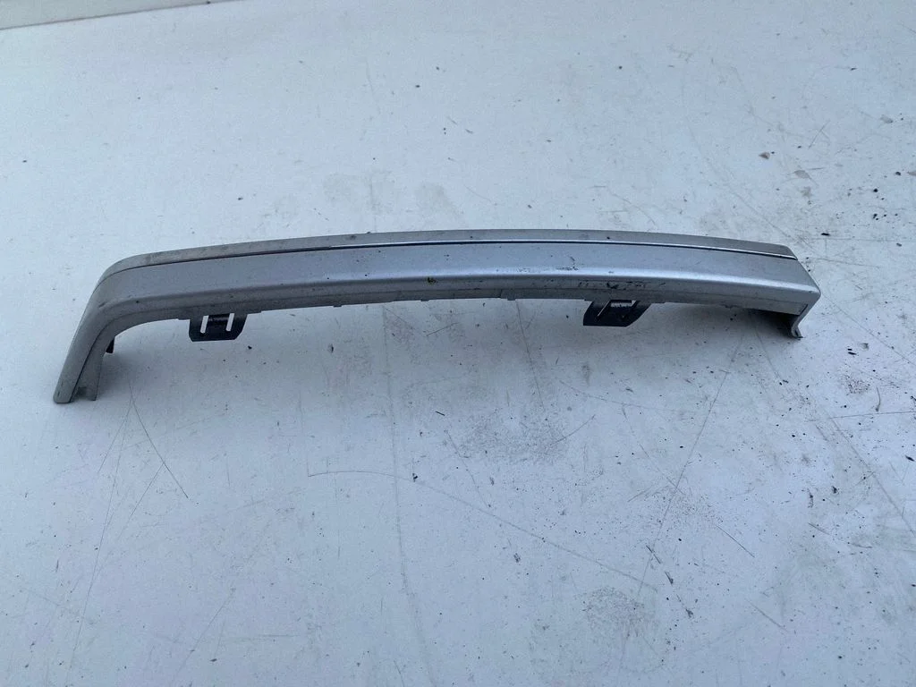 Aizmugurējā luktura apdare (līstīte) 8662643