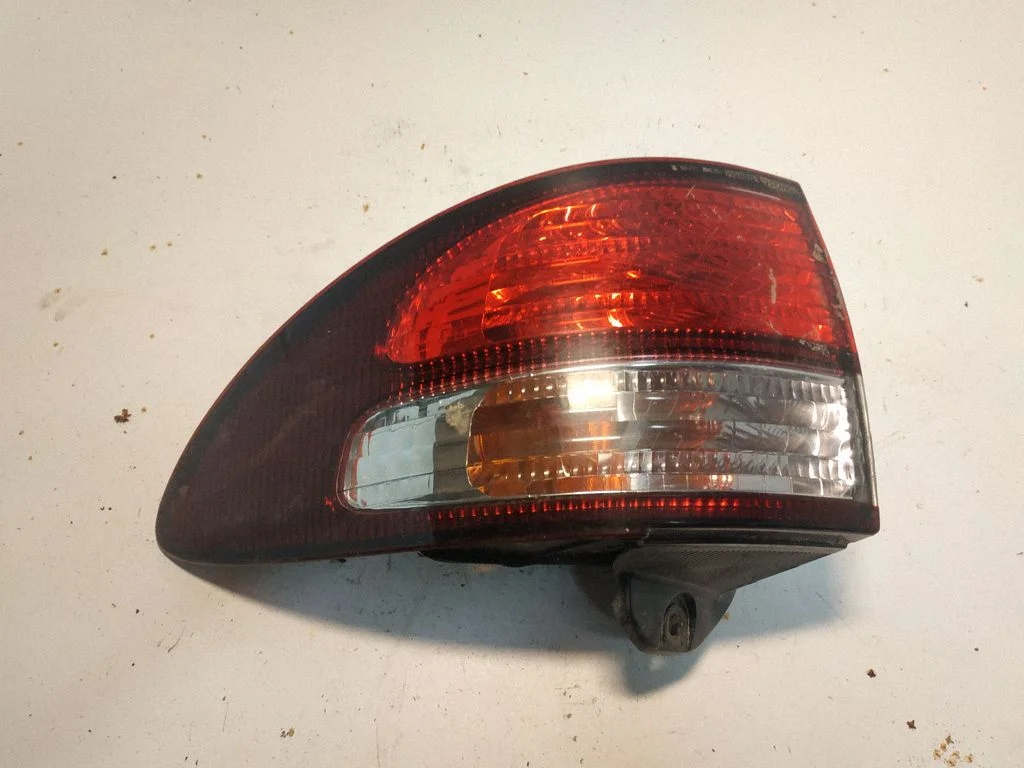 Rear/tail lights – right