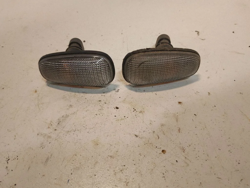 Front fender indicator light