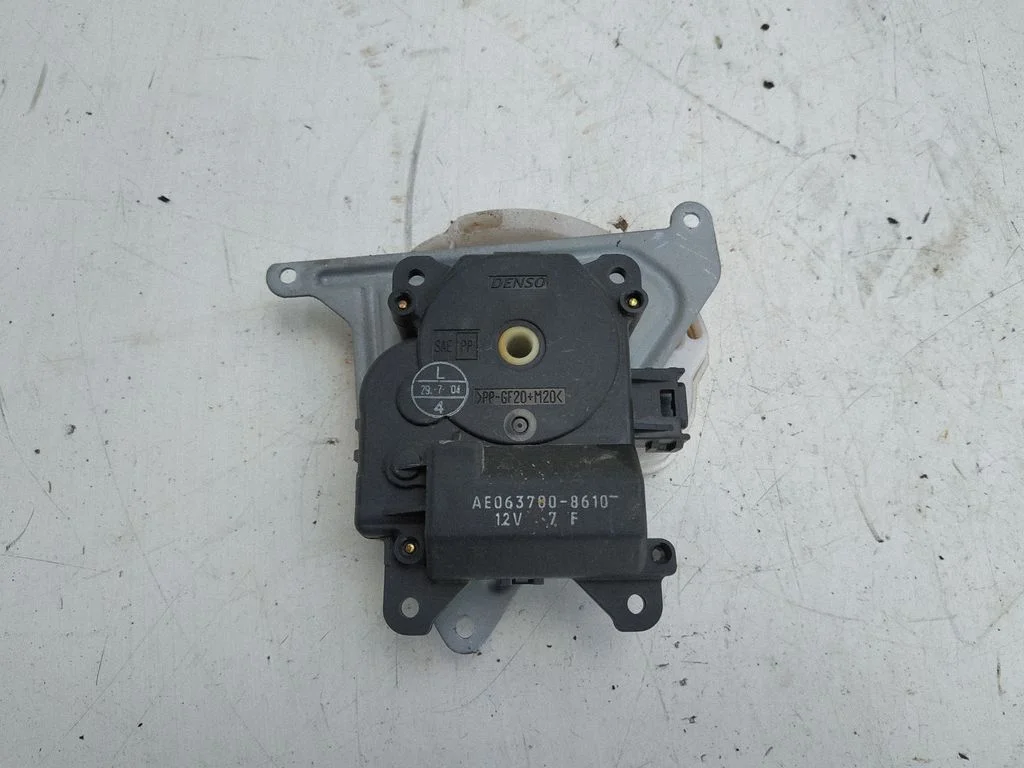 Silniczek klapki nawiewu – Toyota Avensis T250 (2003-2006)