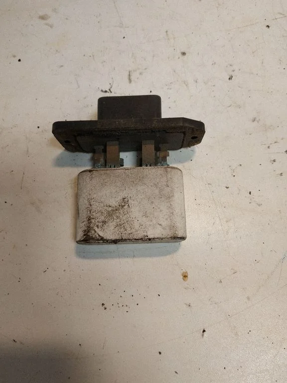 Heater blower motor/fan resistor J7S138