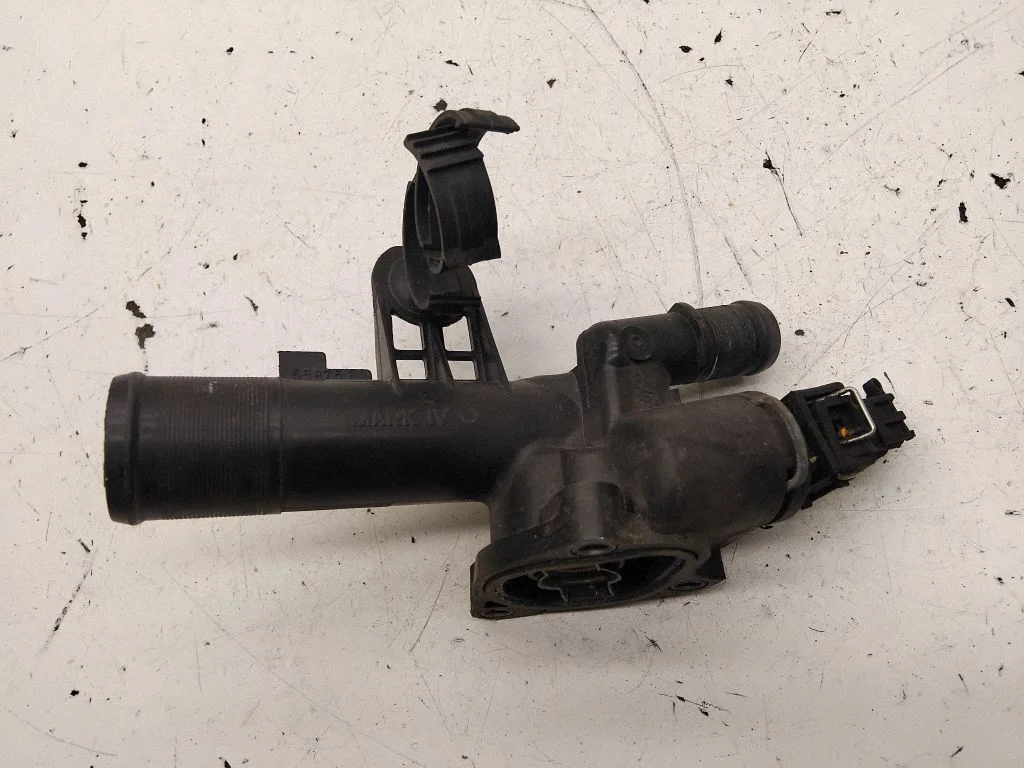 Thermostat/thermostat housing – Nissan Qashqai (2006-2010)