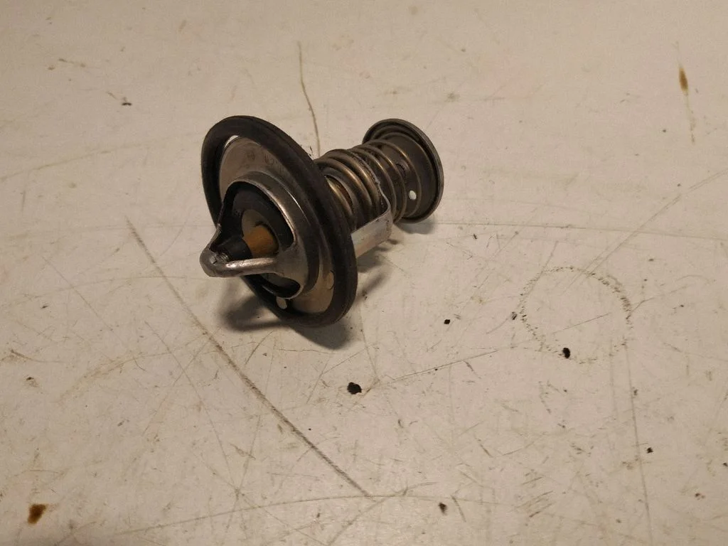 Thermostat/thermostat housing 82CNTCL