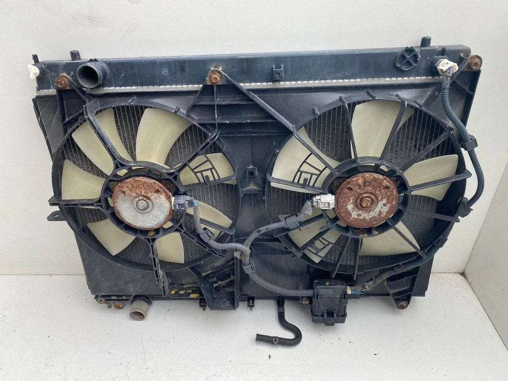 Radiator cooling fan shroud