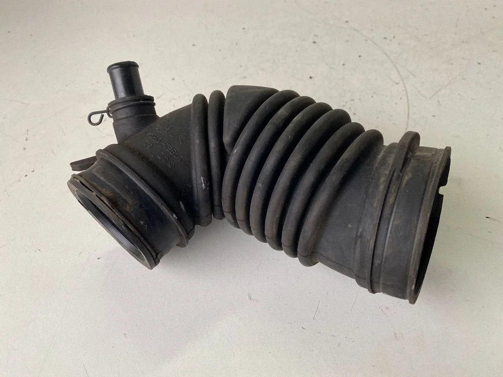 Turbo air intake inlet pipe/hose – Toyota Avensis T270 (2009-2012)