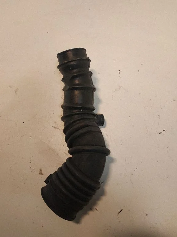 Turbo air intake inlet pipe/hose – Toyota Avensis T250 (2003-2006)