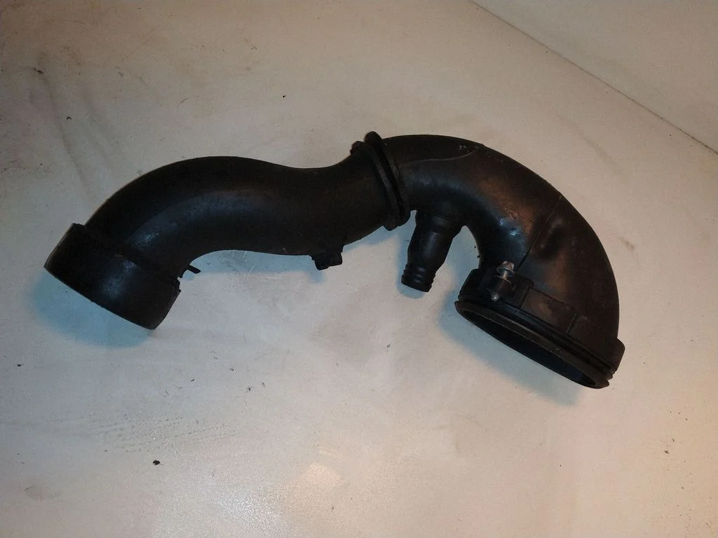 Turbo air intake inlet pipe/hose – BMW 5 Series E60 E61 (2004-2010)