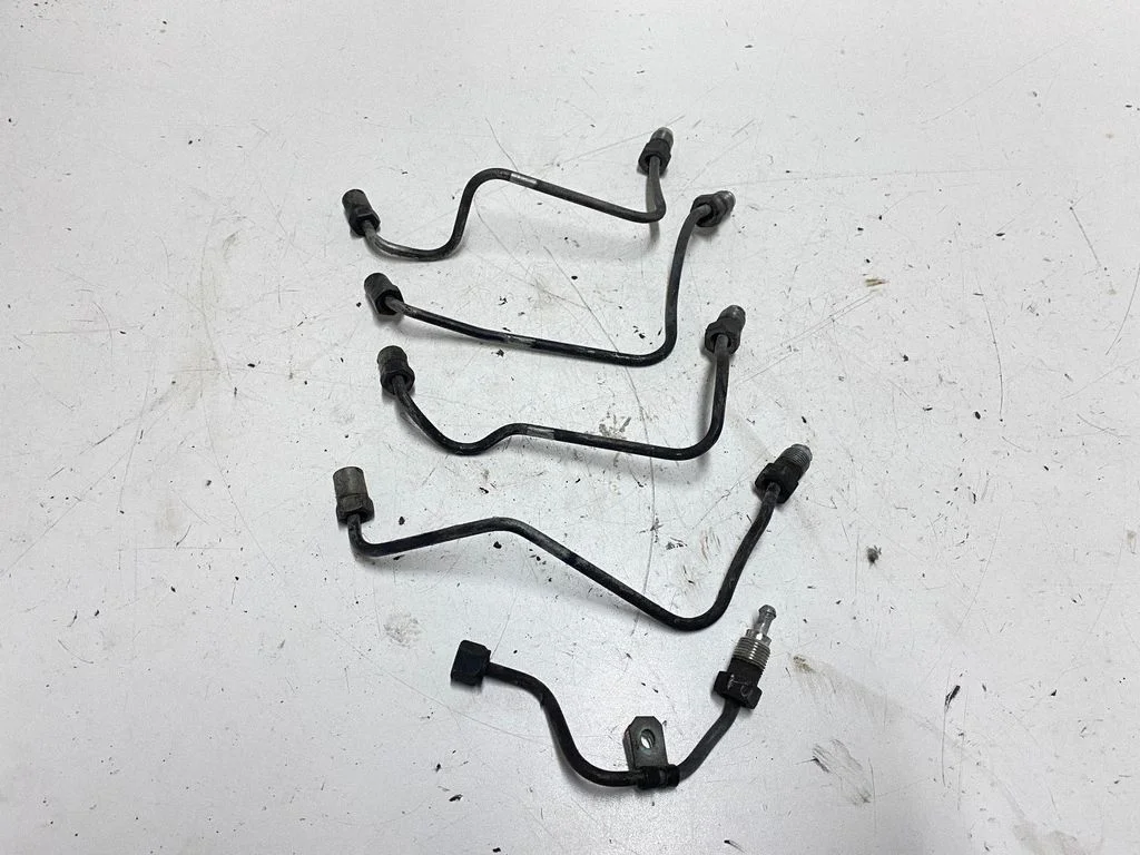 Fuel injector supply line/pipe – Toyota Avensis Verso (2001-2009)