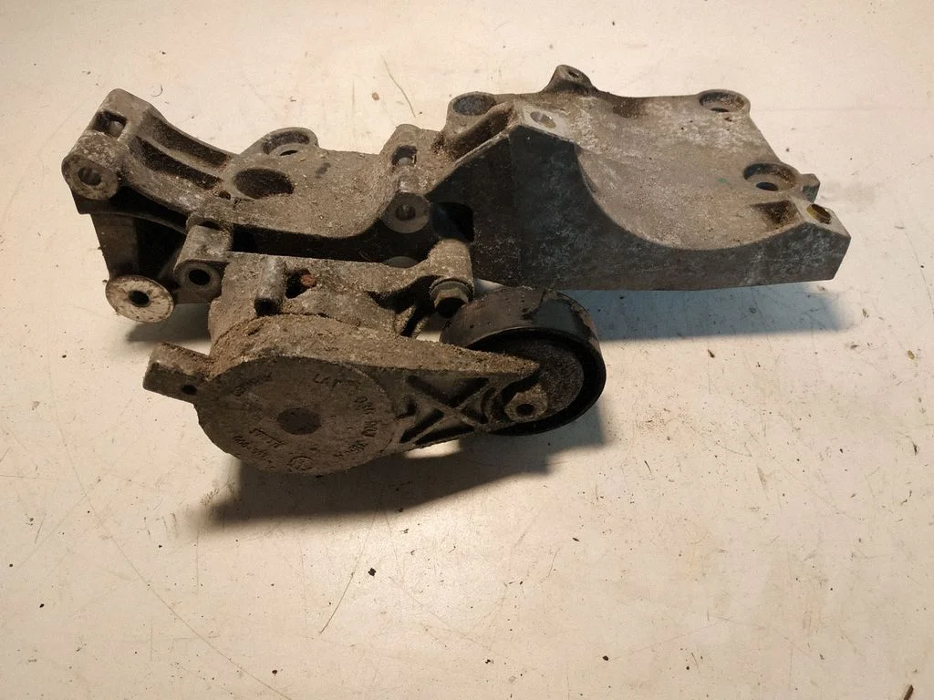 Wspornik alternatora – Audi A3 S3 8P (2003-2012)