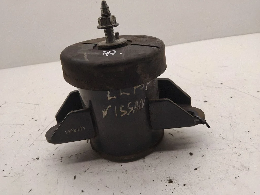 Engine mount bracket AVA8959