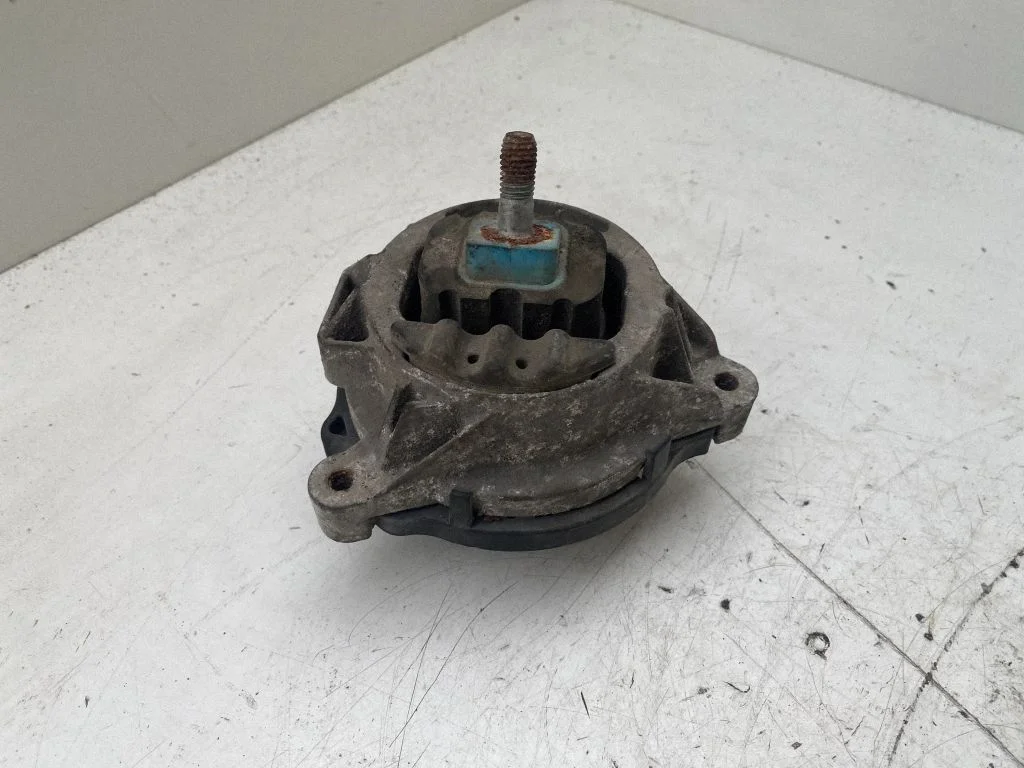 Engine mount bracket 685425202