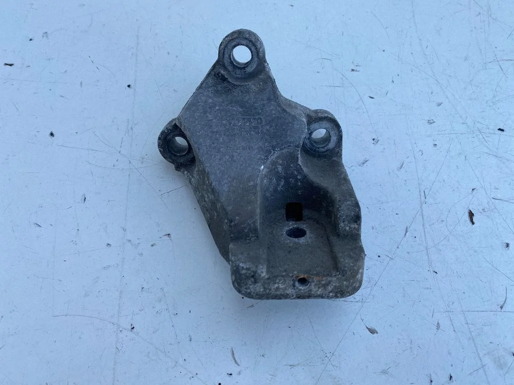 Engine mount bracket 08649262