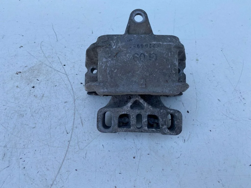 Engine mount bracket – Audi A3 S3 8L (1996-2003)
