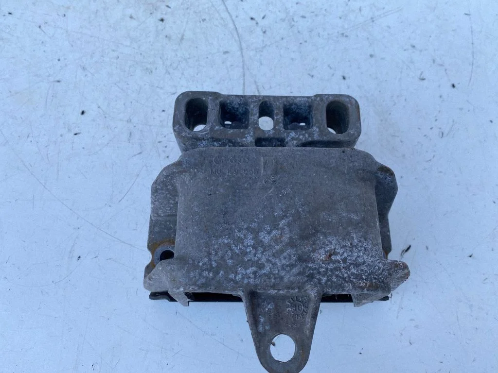 Engine mount bracket – Audi A3 S3 8L (1996-2003)
