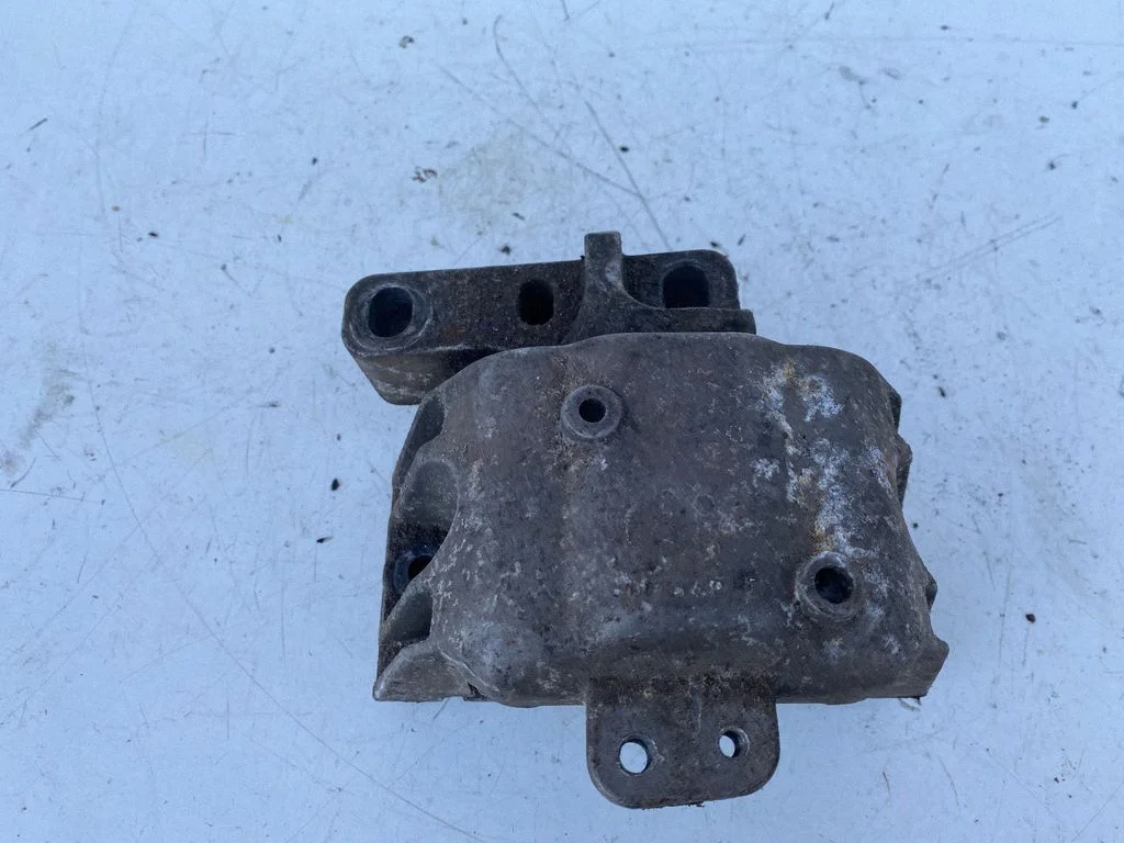 Engine mount bracket – Audi A3 S3 8L (1996-2003)
