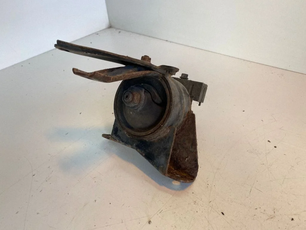 Engine mount bracket