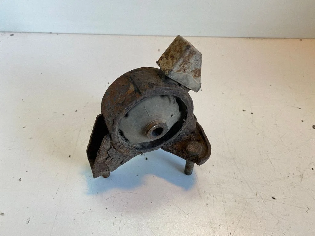 Engine mount bracket