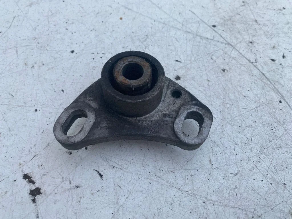 Engine mount bracket – Volvo V70 (2000-2004)