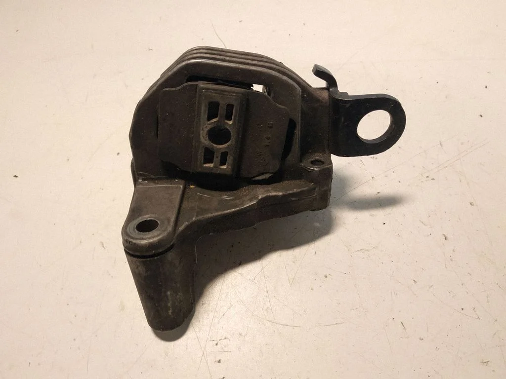 Dzinēja spilvens – Volvo V70 (2005-2008)