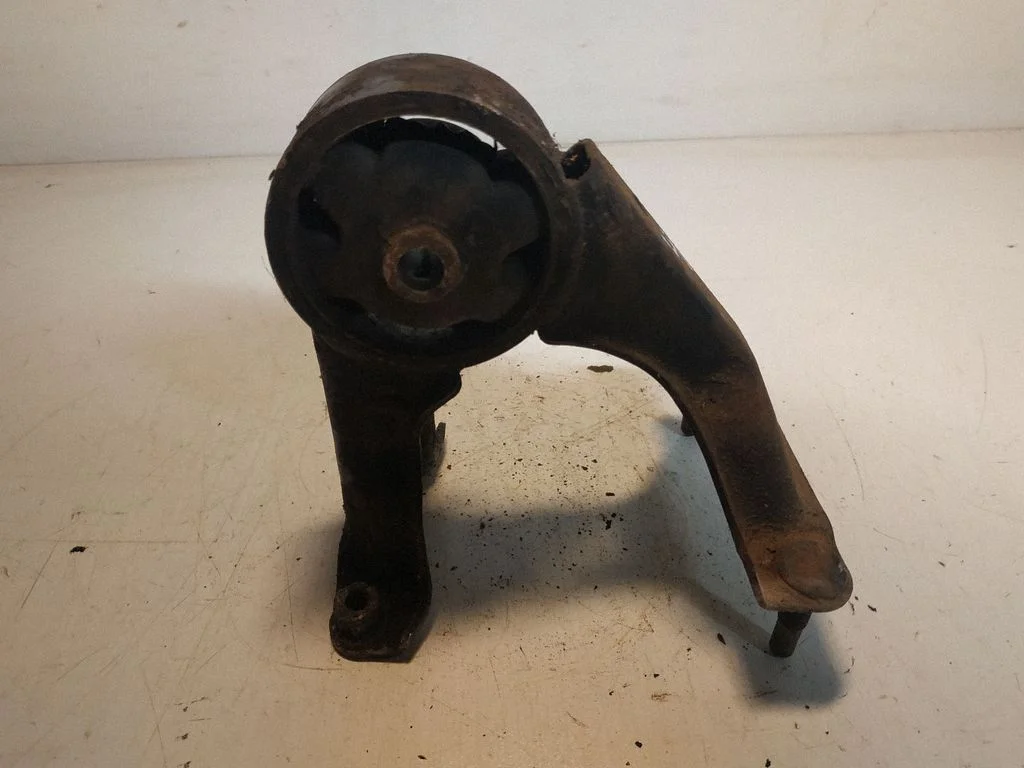 Engine mount bracket