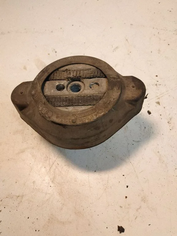Engine mount bracket 4B0399151
