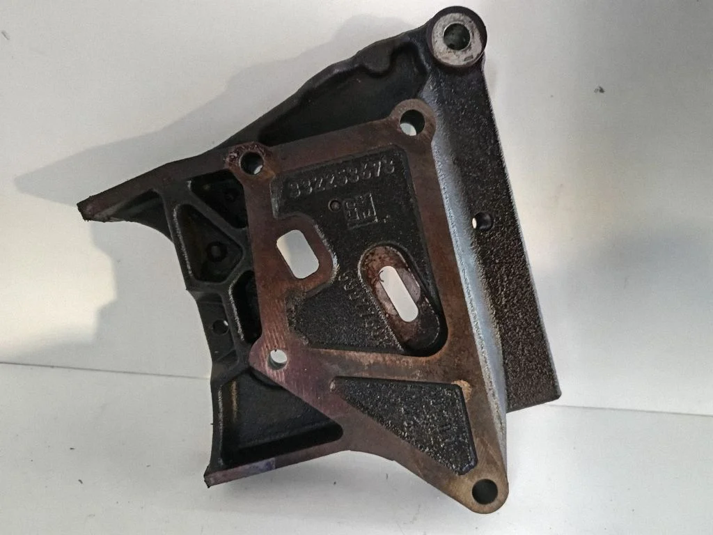 Engine mounting bracket 55577601