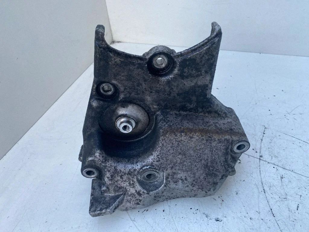 Engine mounting bracket 428702815