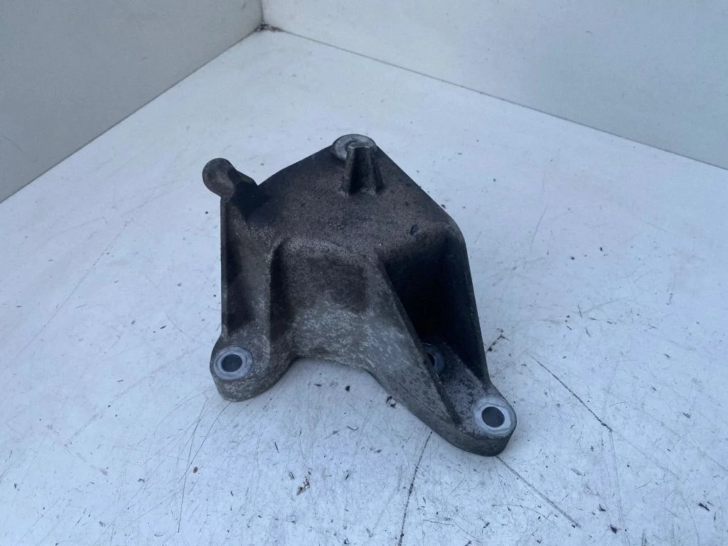 Engine mounting bracket 13228288