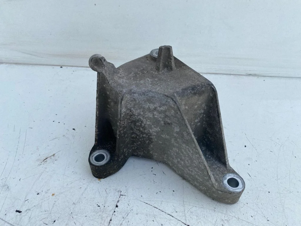 Engine mounting bracket 13228288