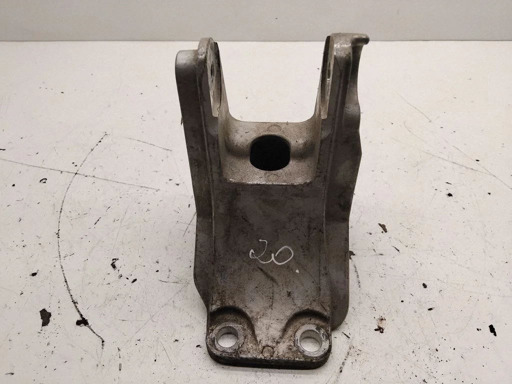 Engine mounting bracket