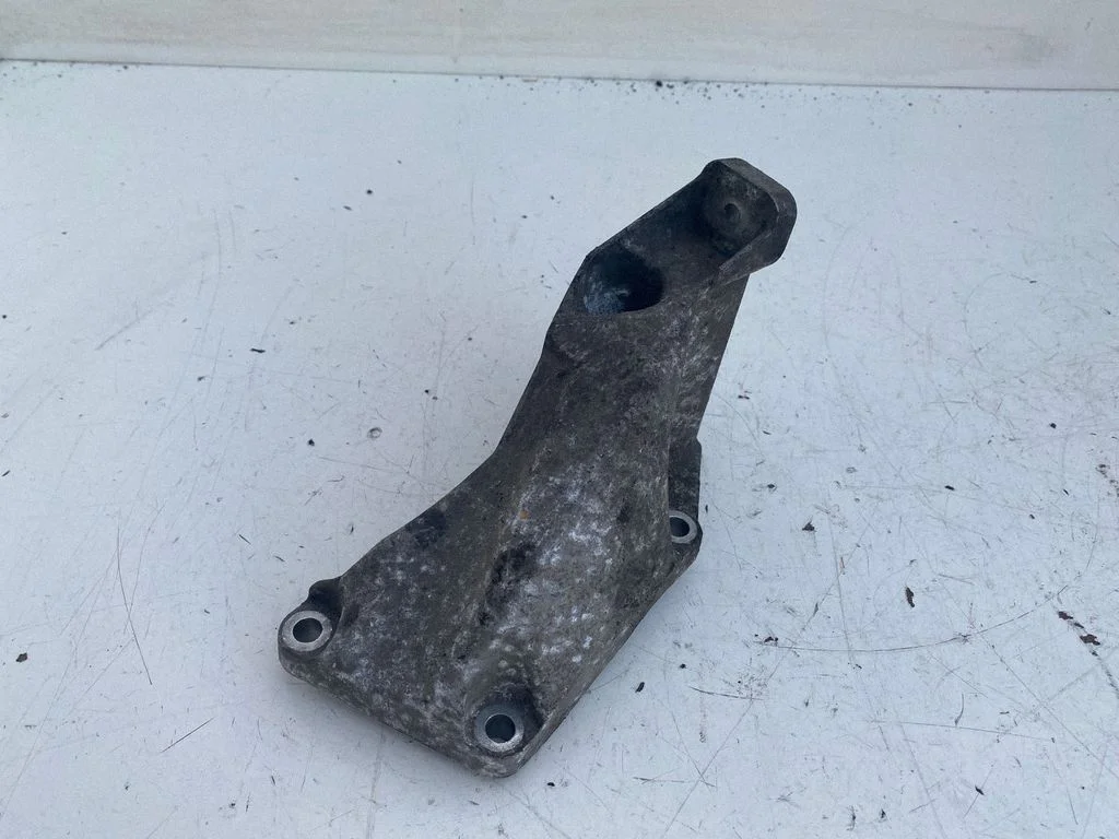 Dzinēja stiprinājuma kronšteins – Audi A4 S4 B6 8E 8H (2001-2005)
