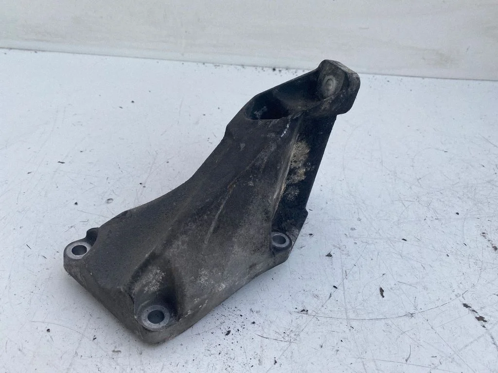 Dzinēja stiprinājuma kronšteins – Audi A4 S4 B6 8E 8H (2001-2005)