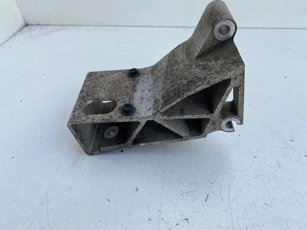 Engine mounting bracket 8666261